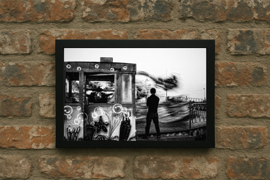 “Still Amid Chaos – Motion Street Art” 🖤🎠