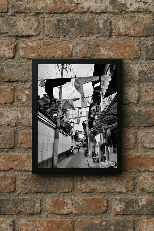 “Alley Threads – Everyday Street Life Frame” 🖤🏙️