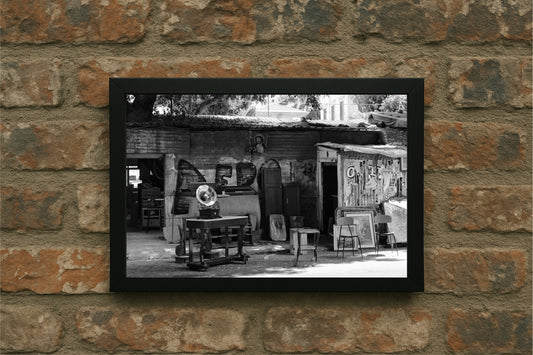 “Vintage Corner Chaos – Retro Street Still” 🖤📻