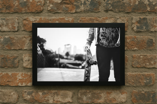 “Skate Pause – Urban Youth Frame” 🖤🛹