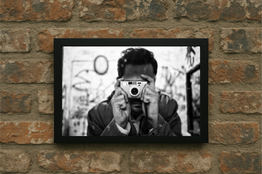 “Focus Frame – Street Portrait Moment” 🖤📷