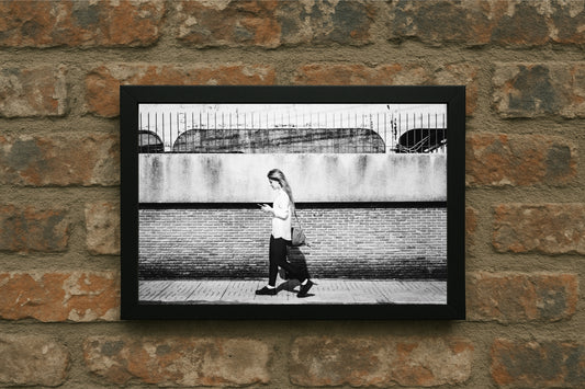 “Urban Walk – Minimal Street Story” 🖤🚶‍♀️