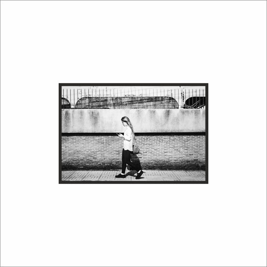 “Urban Walk – Minimal Street Story” 🖤🚶‍♀️