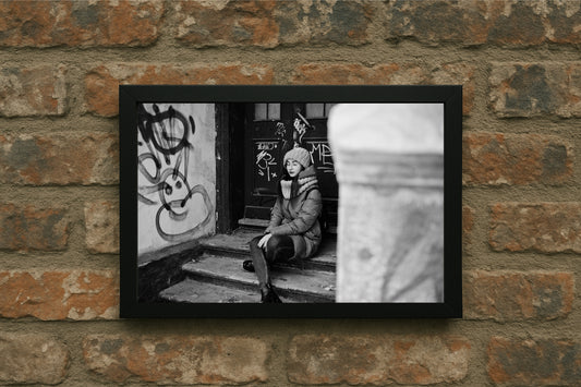 “Sidewalk Stillness – Urban Portrait Frame” 🖤📸