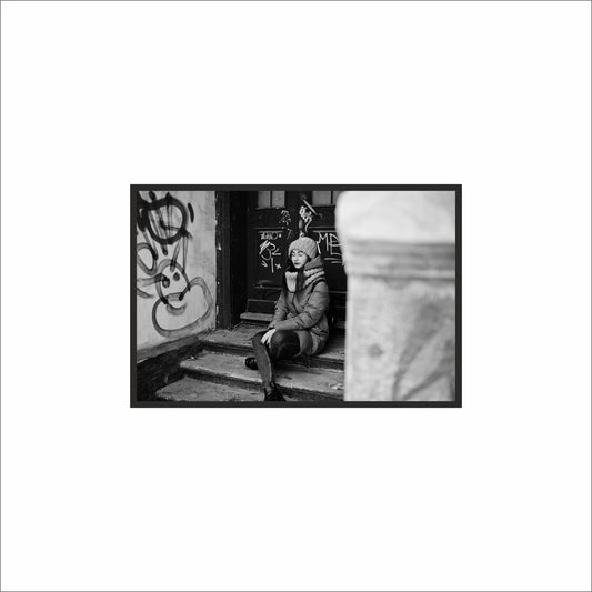 “Sidewalk Stillness – Urban Portrait Frame” 🖤📸