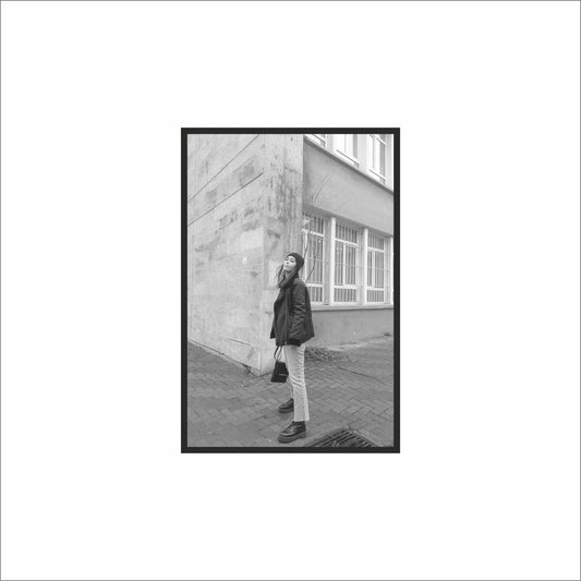 “Corner Calm – Minimal Street Portrait” 🖤📸