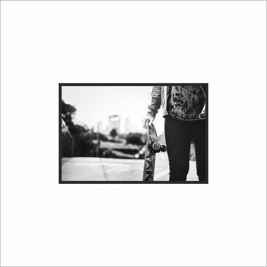 “Skate Pause – Urban Youth Frame” 🖤🛹