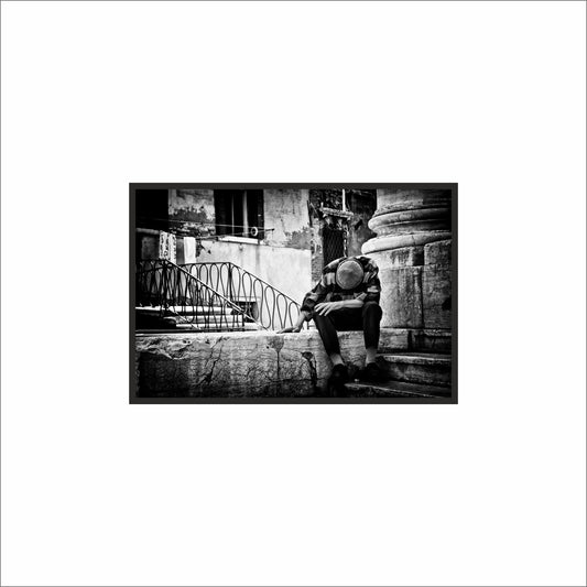 “Streets of Silence – Urban Emotion Frame” 🖤🪑