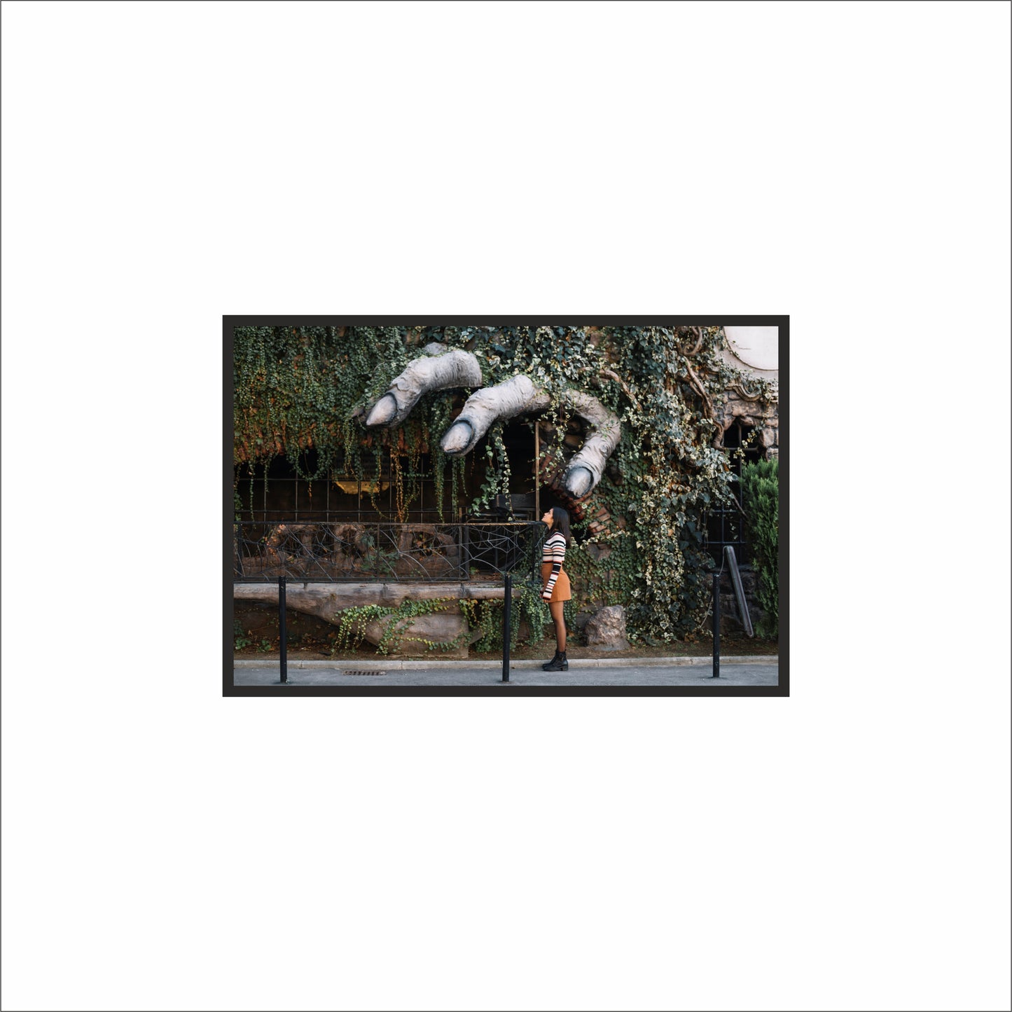 “Giant’s Reach – Urban Fantasy Frame” 🖤🖐️