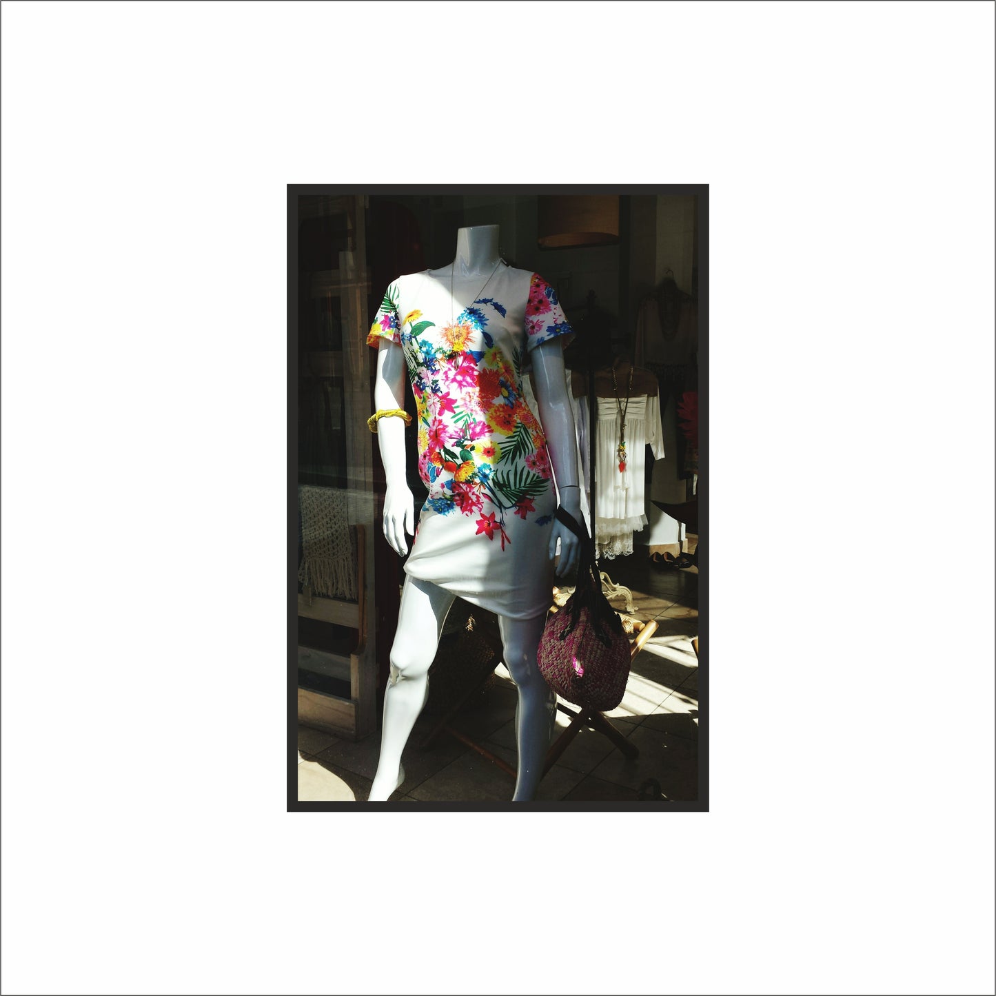 “Tropical Glow – Floral Mannequin Art Frame” 🌺✨🛍️