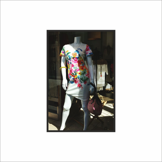 “Tropical Glow – Floral Mannequin Art Frame” 🌺✨🛍️